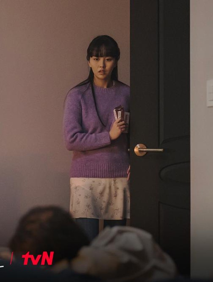 Perempuan kelahiran 1999 banyak menggunakan cardigan berbahan knit dengan berbagai warna yang cocok dipadu-padankan bersama outfit lainnya./ Foto: instagram.com/tvn_drama