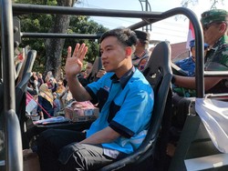 Perdana Ikut Pawai Pembangunan, Gibran Jadi Pak Parkir