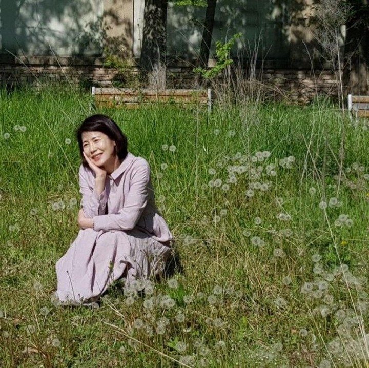 <p>Mengutip dari berbagai sumber, ibunda Han Hyo Joo memang sosok yang berkecimpung di dunia pendidikan. Dahulu, ia merupakan seorang guru, Bunda. (Foto: Instagram @hanhyojoo222)</p>
<p></p>