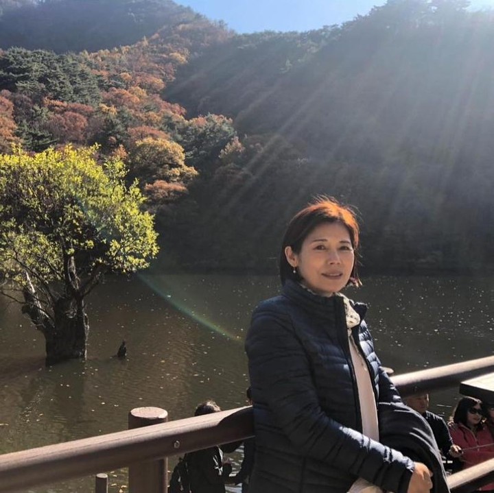 <p>Katanya, sang ibunda adalah sosok yang paling cantik di dunia. Wanita berusia 36 tahun ini juga mengaku sangat mengagumi sang ibunda. "Ibu, Anda adalah orang yang paling cantik di dunia. Aku mengagumimu dari lubuk hatiku yang terdalam," katanya. (Foto: Instagram @hanhyojoo222)</p>
<p></p>