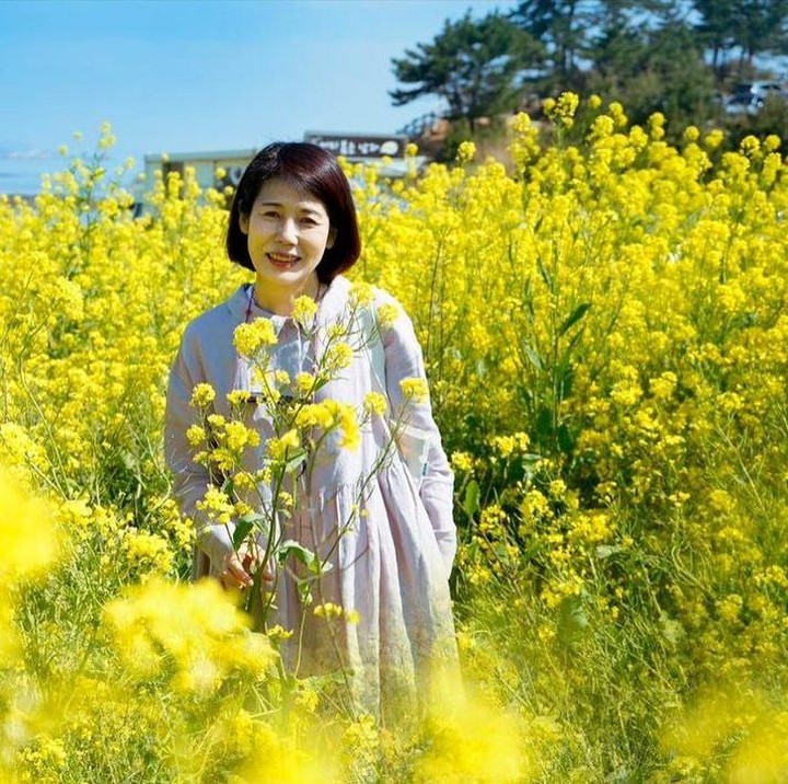 <p>Ada banyak potret yang Han Hyo Joo bagikan dalam unggahan tersebut. Tak hanya itu, ia juga memberikan ucapan manis untuk sang ibunda di kolom caption.(Foto: Instagram @hanhyojoo222)</p>
<p></p>