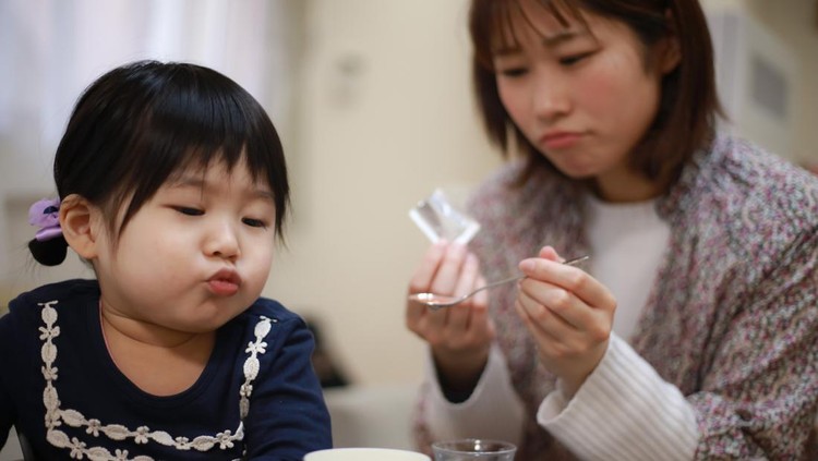 Ilustrasi anak minum lacto b