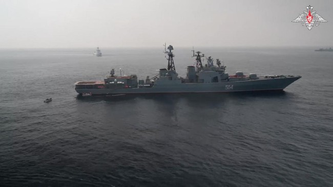 Rusia dan China menggelar latihan militer bersama di Laut Timur, salah satunya simulasi untuk melawan serangan udara musuh.