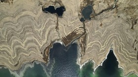 FOTO: Laut Mati Mengering Capai Rekor Terendah dalam Sejarah