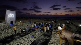 FOTO: Layar Sinema Kembali Terbentang di Gaza