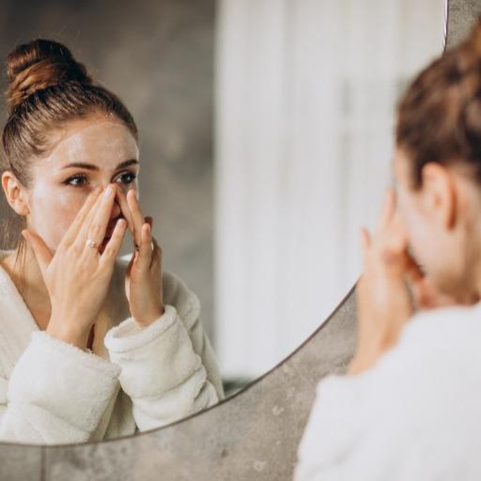 Membersihkan wajah dengan cleansing balm/Foto: freepik.com/senivpetro