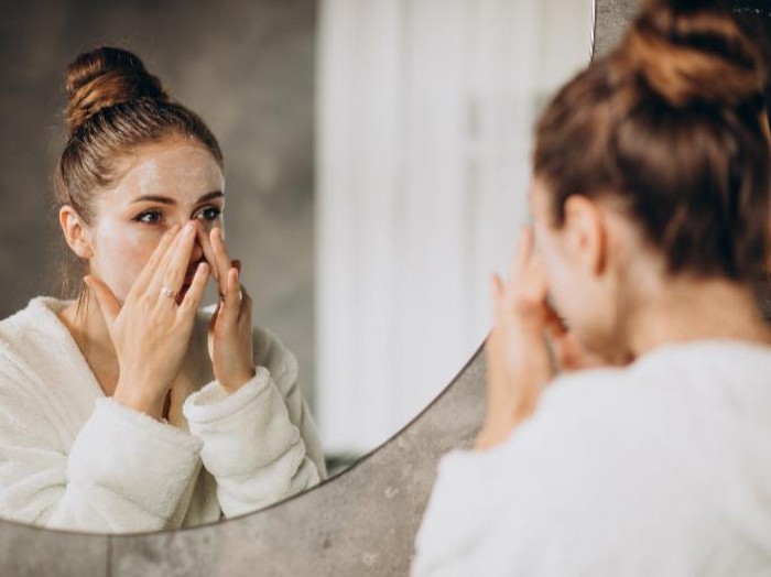 Membersihkan wajah dengan cleansing balm/Foto: freepik.com/senivpetro