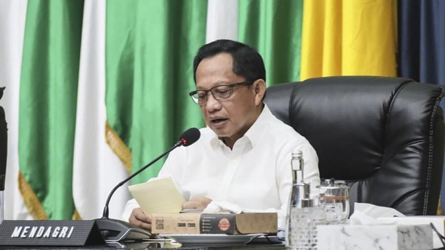 Menteri Dalam Negeri Tito Karnavian berencana mengumumkan kepala daerah yang terlibat judi online kepada publik jika sanksi teguran tak digubris.
