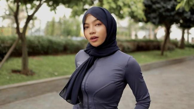 Selebgram Oklin Fia mengaku khilaf atas konten jilat es krim yang menuai sorotan publik. Dia juga menyatakan telah menonaktifkan semua akun medsos.