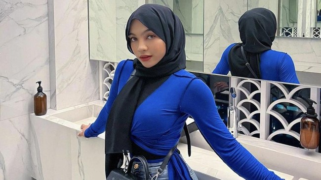 Hari ini, Oklin Fia diperiksa sebagai saksi terlapor terkait konten video makan es krim di depan pria. Kuasa hukum menyatakan akan kooperatif.