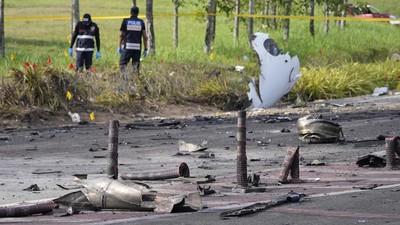 Ahli kedirgantaraan menduga penyebab pesawat menukik tajam dan menimpa jalanan di jalanan Kota Elmina, Negara Bagian Selangor, Malaysia, Kamis (17/8).