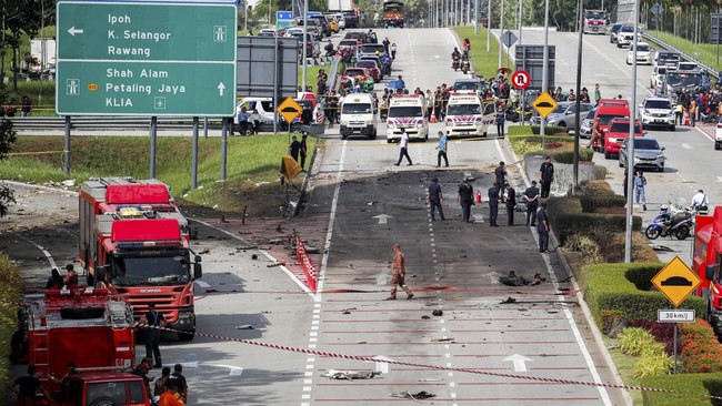 Malaysia geger ketika sepuluh orang tewas akibat pesawat pribadi jatuh di jalanan Selangor, menimpa pengendara yang sedang melintas pada Kamis (17/8).