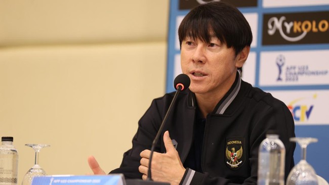 Pelatih Timnas Indonesia Shin Tae Yong terlihat antusias menyaksikan langsung FIBA World Cup 2023 di Indonesia Arena, Selasa (29/8) malam.
