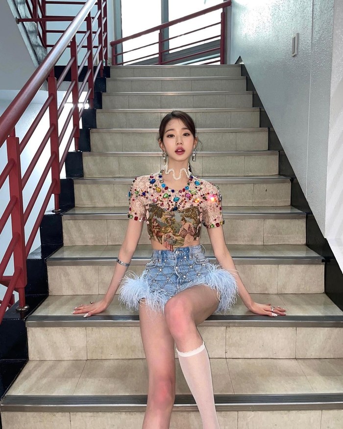 Popularitas IVE kian menanjak sejak comeback perdana sejak debut dengan perilisan single 'Love Dive'. Dalam masa promosinya kostum berhiaskan manik-manik yang berdesain mewah ini menjadi outfit favorit Jang Won Young./ Foto: instagram.com/for_everyoung10