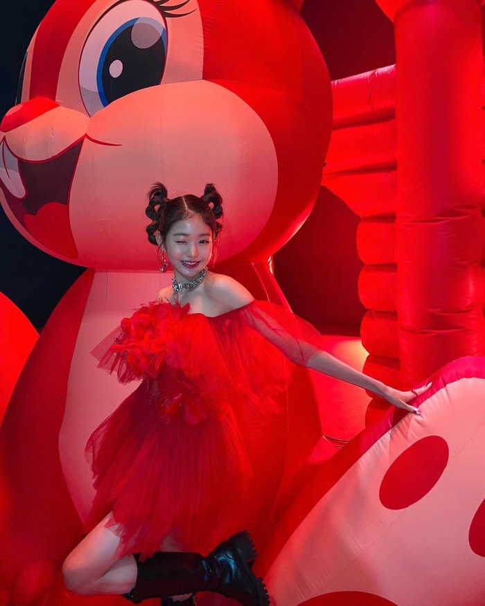 Potret favorit terakhir yang dipilih Jang Won Young melalui wawancara bersama majalah W Korea adalah penampilan menggemaskan dirinya dalam balutan gaun merah serta tatanan rambut yang menyerupai karakter 'Tweety'./ Foto: instagram.com/for_everyoung10