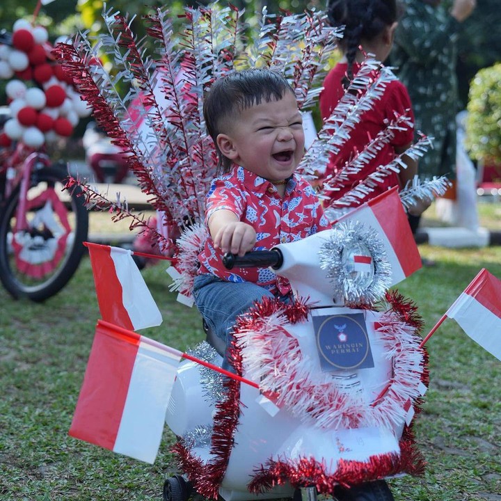 <p>Kemeriahan HUT Kemerdekaan RI Ke-78 turut dirayakan oleh Issa Xander Djokosoetono, anak Nikita Willy dan Indra Priawan, Bunda. Pada 17 Agustus, ia tampil mengenakan kemeja batik bernuansa merah putih. (Foto: Instagram: @nikitawillyofficial94)</p>
