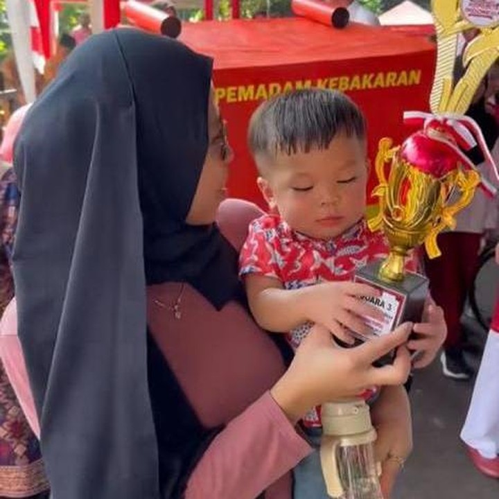 <p>Pada perlombaan menghias seperda pertamanya ini, Issa pun mendapatkan juara ketiga, Bunda. "Hore Issa Juara," ungkap sang Bunda seraya mengunggah potret Issa yang memegang piala. (Foto: Instagram: @nikitawillyofficial94)</p>