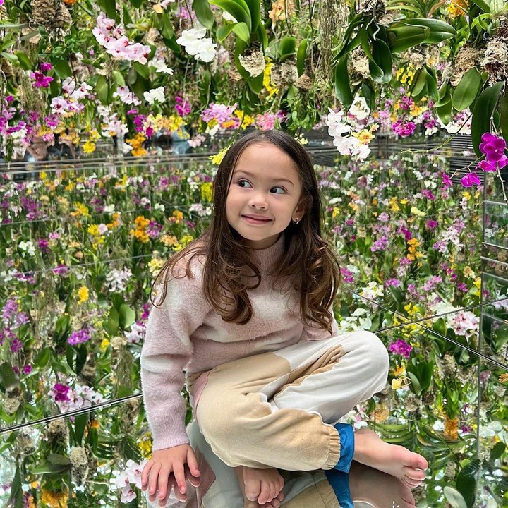 <p>Wajah bule Sophia kerap mencuri perhatian netizen. Wajah blasterannya ini ia dapatkan dari sang Bunda yang keturunan Inggris. (Foto: Instagram: @yaswildblood)</p>