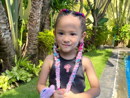 7 Potret Sophia Anak Kedua Yasmine Wildblood yang Berwajah Bule, Disebut Mirip Barbie
