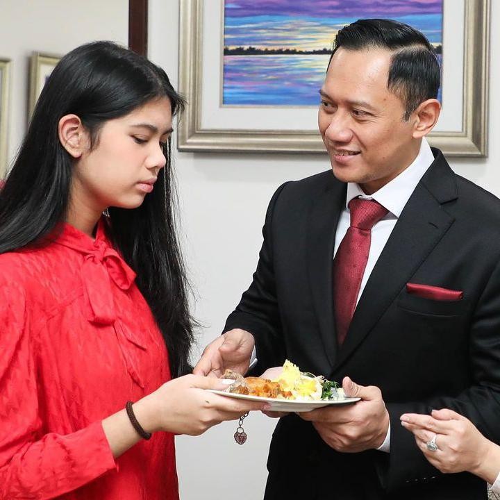 <p>Bunda, kita doakan agar Aira tumbuh menjadi anak yang sehat dan selalu mendapatkan keberkahan dalam hidupnya, ya. Semoga Aira terus mendapatkan cinta dan kasih sayang dari orang-orang sekitarnya. (Foto: Instagram: @agusyudhoyono)</p>