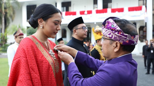 Putri Tanjung menerima tanda kehormatan Satyalencana Wira Karya dari Presiden Joko Widodo bertepatan dengan HUT ke-78 Republik Indonesia.