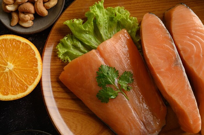 Salmon dan ikan berlemak lainnya kaya akan protein, yang merupakan nutrisi penting dalam membantu tubuh memproduksi kolagen dan elastin.