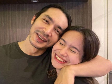7 Potret Abimana Aryasatya & Satine Zaneta, Ayah Anak yang Kompak dan Sweet Banget