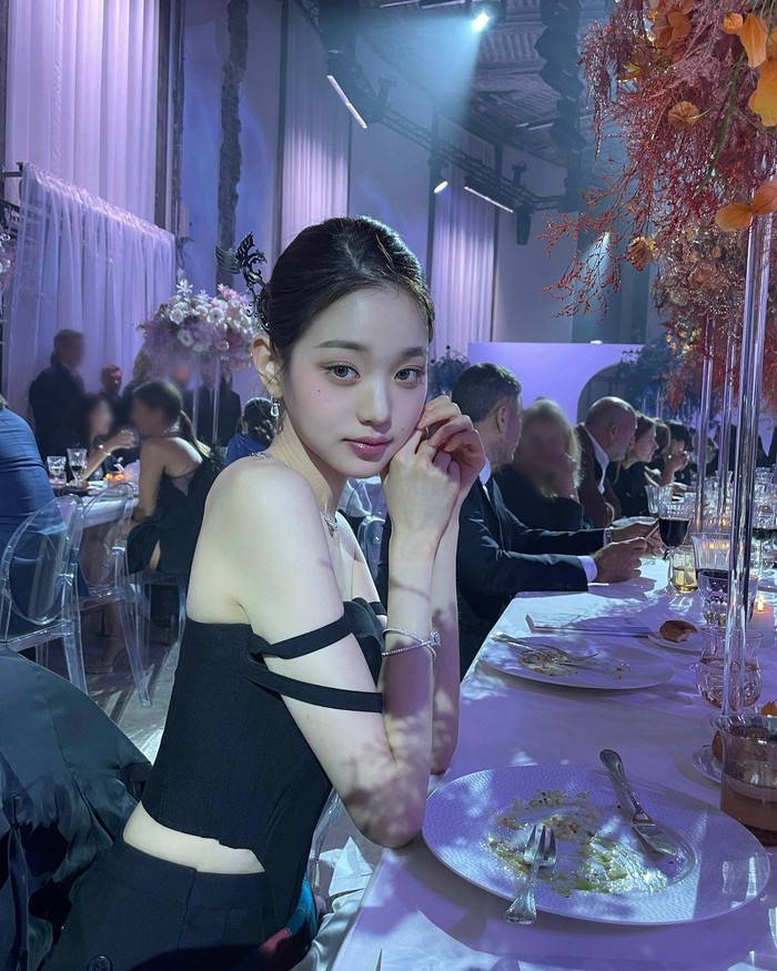 Selanjutnya Jang Won Young memilih potret cantik bersinarnya dalam mengenakan koleksi perhiasan FRED untuk event mewah brand yang diselenggarakan di Paris pada akhir tahun 2022 lalu. / Foto: instagram.com/for_everyoung10