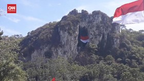 VIDEO: Bendera Raksaksa Berkibar di Tebing Karang Hawu Citatah