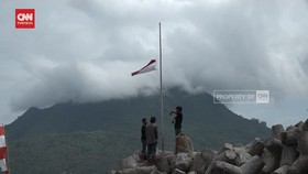 VIDEO: Warga Kibar Bendera Setengah Tiang Protes Proyek Dermaga Hiri