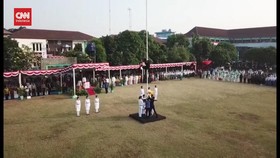 VIDEO: Pria di Tangsel Panjat Tiang Bendera 12 Meter Karena Tali Putus