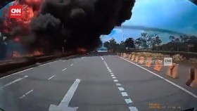 VIDEO: Pesawat Jatuh di Jalanan Malaysia, 10 Orang Tewas