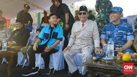 Ikut Pawai HUT RI, Gibran Tampil Nyeleneh Pakai Seragam Juru Parkir