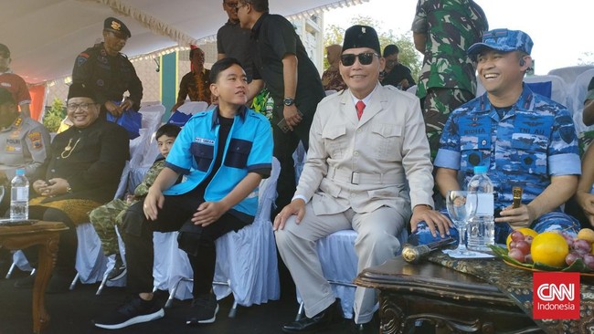 Walkot Solo Gibran Rakabuming memakai seragam juru parkir saat ikut pawai memperingati HUT Kemerdekaan RI ke-78 di Solo hari ini.