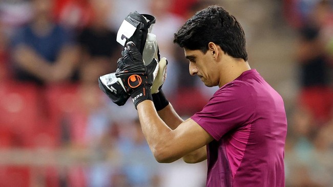 Al Hilal resmi merekrut kiper Maroko, Yassine Bono, dari Sevilla. Sebuah perekrutan yang membuat Al Hilal menjadi klub Saudi dengan rekrutan pemain terbaik.