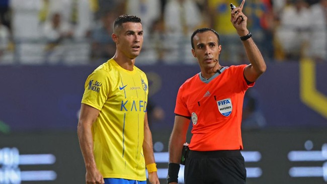 Cristiano Ronaldo tak kuasa menyembunyikan kekesalannya kepada wasit setelah babak pertama Al Nassr vs Shabab Al Ahli rampung.