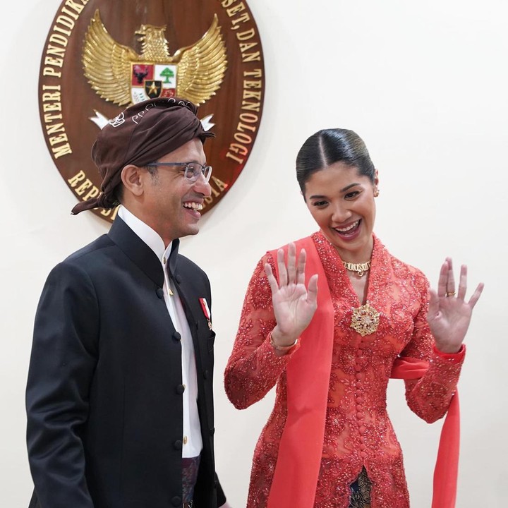 <p>Dalam foto lainnya, gantian Franka yang nampaknya masih belum siap berpose. Ia nampak mengangkat kedua tangan sejajar dada dengan wajah masih terbahak. (Instagram @frankamakarim)</p>