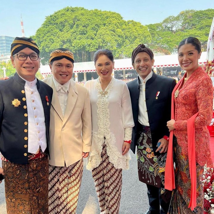<p>Tahun ini, keduanya memilih mengenakan pakaian adat bernuansa Jawa Timur. Nadiem berbusana lengkap beskap hitam lengkap dengan blankon dan ornamen batik tulis Pasuruan, Bunda. Sedangkan Franka membalut penampilannya dengan kebaya brokat Madura motif kembang sepatu bernuansa oranye. (Instagram @frankamakarim)</p>
