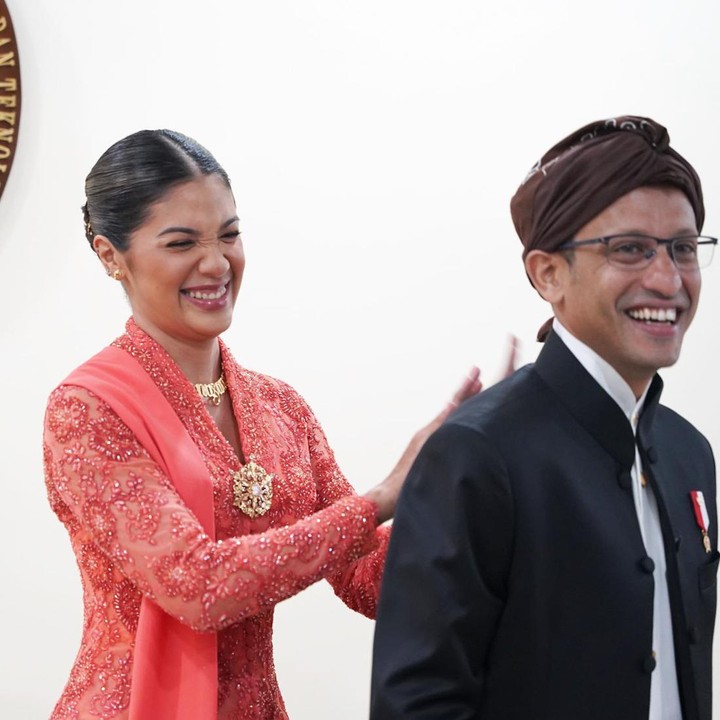 <p>Tak disang-sangka ada momen lucu yang tertangkap kamera ketika keduanya menyiapkan perhelatan HUT RI yang ke-78. Diakui Franka memang harus berusaha jika ingin mendapatkan poses serius bersama Nadiem. Ia tampak tertawa terbahak sambil menepuk punggung sang suami. (Instagram @frankamakarim)</p>