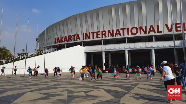 Puluhan pengunjung mengikuti lomba balap balon di Freedom Fest yang dihelat CNN Indonesia di Jakarta International Velodrome, Jakarta Timur, Sabtu (19/8).
