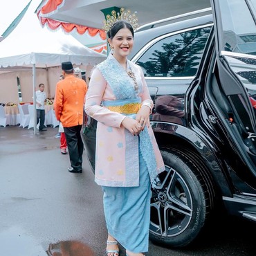 Ikut Lomba Tarik Tambang, Sandal Jepit Kahiyang Ayu Jadi Sorotan