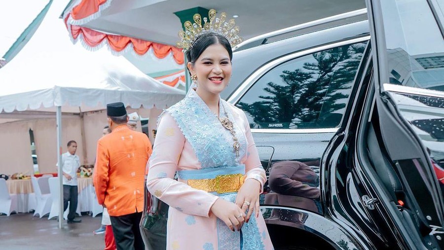 Ikut Lomba Tarik Tambang, Sandal Jepit Kahiyang Ayu Jadi Sorotan