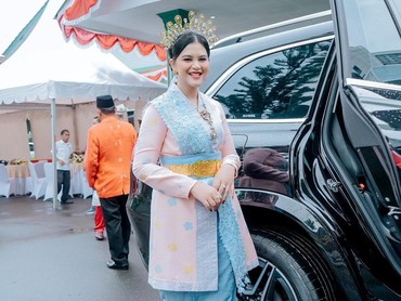 Ikut Lomba Tarik Tambang, Sandal Jepit Kahiyang Ayu Jadi Sorotan