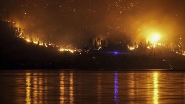 Forest fires in 2 Canadian regions, tens of thousands of residents displaced
