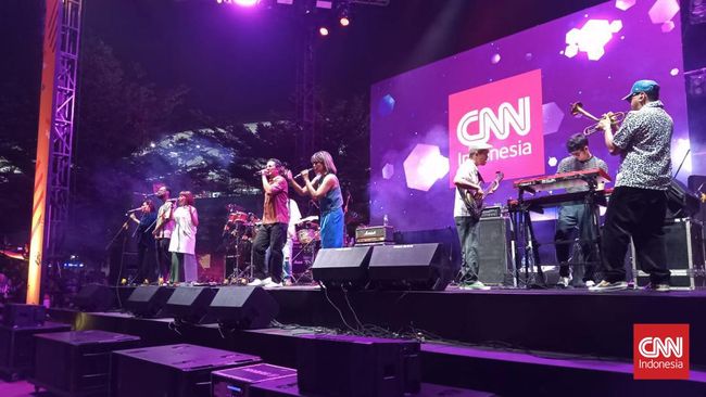 Freedom Fest CNN Indonesia yang digelar hari ini, Sabtu (19/8), ditutup dengan manis berkat penampilan dari Maliq & D'Essentials.