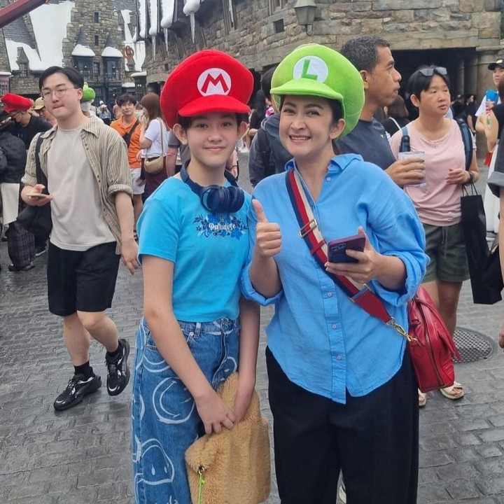 <p>Nafa dan putrinya kerap menghabiskan waktu bersama. Bak <em>bestie,</em> intip saja potret mereka yang kompak mengenakan topi Mario dan Luigi ketika sedang berlibur ke Jepang. "Mami and mikha<em> time.</em> mam<em>i love u so much</em> mikhaa," kata Nafa. (Foto: Instagram @mikhaela.lee @nafaurbach)</p>