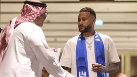 FOTO: Tiba di Saudi, Neymar Senyum Lebar Disambut Al Hilal