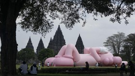 FOTO: Kala Patung Ikonik KAWS 'Rebahan Santai' di Candi Prambanan