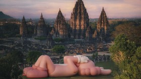 Patung Ikonik Raksasa KAWS 'Rebahan' di Candi Prambanan