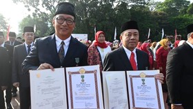2 Perwira Pertamina Terima Satyalancana Wira Karya dari Jokowi
